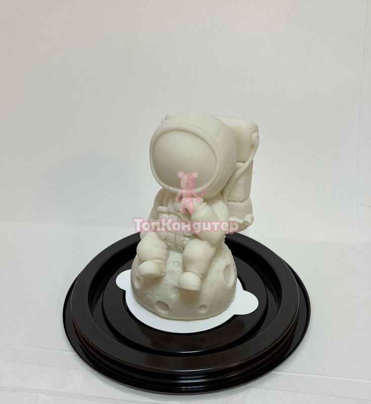 Фигура из шоколадной глазури Космонавт 10*6см